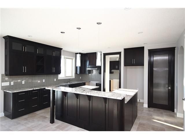 Kitchen with Dark Cabinets – Know what colors go with it